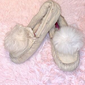 UGG “Dakota Pom Pom” Moccasin Slippers 9 EUC
